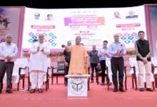 लखनऊ में विश्वकर्मा जयंती पर आयोजित विश्वकर्मा स्वरोजगार एवं स्वदेशी मेला-2026 में मुख्यमंत्री योगी आदित्यनाथ ने कारीगरों और हस्तशिल्पियों के लिए सरकार की योजनाओं की जानकारी दी। उन्होंने कहा कि कारीगरों को आत्मनिर्भर बनाने के लिए प्रशिक्षण, आधुनिक टूलकिट और बैंक ऋण की सुविधा दी जा रही है। कारीगरों के लिए ऋण सीमा 10 लाख रुपये तक किए जाने की बात कही गई। अब कुल 25 ट्रेड में प्रशिक्षण और सहयोग मिलेगा। कार्यक्रम में टूलकिट, ऋण चेक और मार्जिन मनी ऋण पोर्टल की शुरुआत भी हुई।