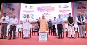 लखनऊ में विश्वकर्मा जयंती पर आयोजित विश्वकर्मा स्वरोजगार एवं स्वदेशी मेला-2026 में मुख्यमंत्री योगी आदित्यनाथ ने कारीगरों और हस्तशिल्पियों के लिए सरकार की योजनाओं की जानकारी दी। उन्होंने कहा कि कारीगरों को आत्मनिर्भर बनाने के लिए प्रशिक्षण, आधुनिक टूलकिट और बैंक ऋण की सुविधा दी जा रही है। कारीगरों के लिए ऋण सीमा 10 लाख रुपये तक किए जाने की बात कही गई। अब कुल 25 ट्रेड में प्रशिक्षण और सहयोग मिलेगा। कार्यक्रम में टूलकिट, ऋण चेक और मार्जिन मनी ऋण पोर्टल की शुरुआत भी हुई।