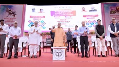 लखनऊ में विश्वकर्मा जयंती पर आयोजित विश्वकर्मा स्वरोजगार एवं स्वदेशी मेला-2026 में मुख्यमंत्री योगी आदित्यनाथ ने कारीगरों और हस्तशिल्पियों के लिए सरकार की योजनाओं की जानकारी दी। उन्होंने कहा कि कारीगरों को आत्मनिर्भर बनाने के लिए प्रशिक्षण, आधुनिक टूलकिट और बैंक ऋण की सुविधा दी जा रही है। कारीगरों के लिए ऋण सीमा 10 लाख रुपये तक किए जाने की बात कही गई। अब कुल 25 ट्रेड में प्रशिक्षण और सहयोग मिलेगा। कार्यक्रम में टूलकिट, ऋण चेक और मार्जिन मनी ऋण पोर्टल की शुरुआत भी हुई।