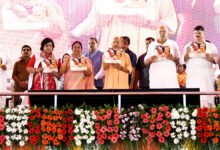 अयोध्या में मुख्यमंत्री योगी आदित्यनाथ ने प्रदेश की 2.91 लाख आंगनवाड़ी कार्यकत्रियों और सहायिकाओं को बड़ी सौगात दी। कार्यकत्रियों का मानदेय ₹8 हजार से बढ़ाकर ₹12 हजार और सहायिकाओं का ₹4 हजार से ₹6 हजार प्रतिमाह किया जाएगा। परिवार समेत हर वर्ष ₹5 लाख तक कैशलेस इलाज की सुविधा मिलेगी। अब दो के बजाय तीन साड़ियां और स्मार्टफोन भी दिए जाएंगे। मुख्यमंत्री ने आंगनवाड़ी केंद्रों को स्मार्ट बनाने, रियल टाइम डेटा व्यवस्था मजबूत करने और हर केंद्र को अपना भवन देने का लक्ष्य बताया।
