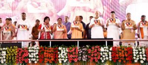 अयोध्या में मुख्यमंत्री योगी आदित्यनाथ ने प्रदेश की 2.91 लाख आंगनवाड़ी कार्यकत्रियों और सहायिकाओं को बड़ी सौगात दी। कार्यकत्रियों का मानदेय ₹8 हजार से बढ़ाकर ₹12 हजार और सहायिकाओं का ₹4 हजार से ₹6 हजार प्रतिमाह किया जाएगा। परिवार समेत हर वर्ष ₹5 लाख तक कैशलेस इलाज की सुविधा मिलेगी। अब दो के बजाय तीन साड़ियां और स्मार्टफोन भी दिए जाएंगे। मुख्यमंत्री ने आंगनवाड़ी केंद्रों को स्मार्ट बनाने, रियल टाइम डेटा व्यवस्था मजबूत करने और हर केंद्र को अपना भवन देने का लक्ष्य बताया।