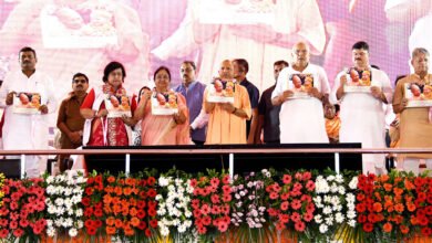 अयोध्या में मुख्यमंत्री योगी आदित्यनाथ ने प्रदेश की 2.91 लाख आंगनवाड़ी कार्यकत्रियों और सहायिकाओं को बड़ी सौगात दी। कार्यकत्रियों का मानदेय ₹8 हजार से बढ़ाकर ₹12 हजार और सहायिकाओं का ₹4 हजार से ₹6 हजार प्रतिमाह किया जाएगा। परिवार समेत हर वर्ष ₹5 लाख तक कैशलेस इलाज की सुविधा मिलेगी। अब दो के बजाय तीन साड़ियां और स्मार्टफोन भी दिए जाएंगे। मुख्यमंत्री ने आंगनवाड़ी केंद्रों को स्मार्ट बनाने, रियल टाइम डेटा व्यवस्था मजबूत करने और हर केंद्र को अपना भवन देने का लक्ष्य बताया।