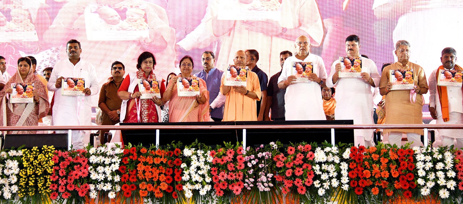 अयोध्या में मुख्यमंत्री योगी आदित्यनाथ ने प्रदेश की 2.91 लाख आंगनवाड़ी कार्यकत्रियों और सहायिकाओं को बड़ी सौगात दी। कार्यकत्रियों का मानदेय ₹8 हजार से बढ़ाकर ₹12 हजार और सहायिकाओं का ₹4 हजार से ₹6 हजार प्रतिमाह किया जाएगा। परिवार समेत हर वर्ष ₹5 लाख तक कैशलेस इलाज की सुविधा मिलेगी। अब दो के बजाय तीन साड़ियां और स्मार्टफोन भी दिए जाएंगे। मुख्यमंत्री ने आंगनवाड़ी केंद्रों को स्मार्ट बनाने, रियल टाइम डेटा व्यवस्था मजबूत करने और हर केंद्र को अपना भवन देने का लक्ष्य बताया।