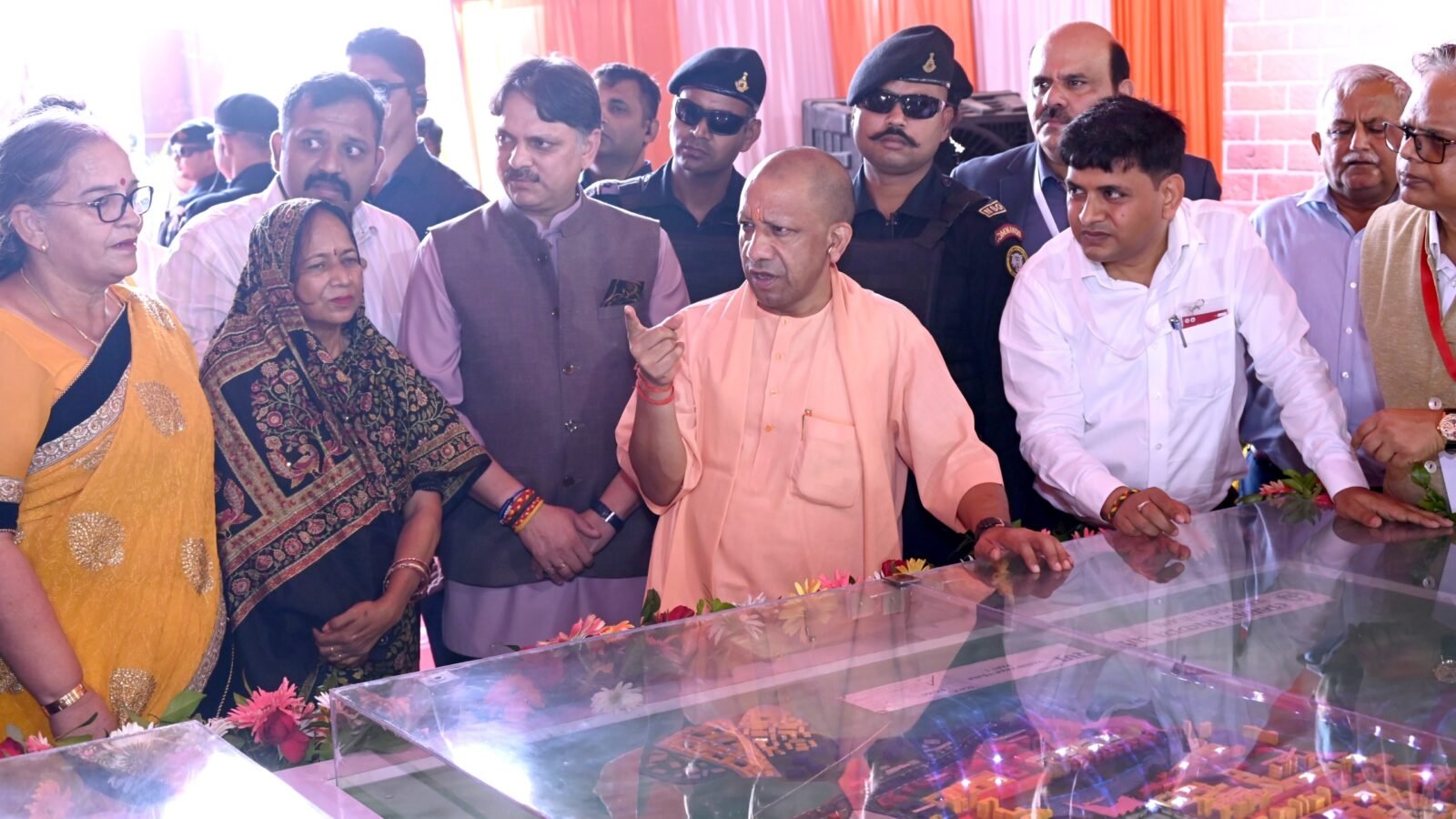 लखनऊ में मुख्यमंत्री योगी आदित्यनाथ ने 12 हजार करोड़ रुपये की लागत से विकसित होने वाली वरुण विहार और नैमिष नगर आवासीय योजनाओं का भूमिपूजन किया। 10,680 एकड़ में विकसित होने वाली इन योजनाओं से 10 लाख से अधिक लोगों को आवासीय सुविधा मिलने की योजना है। 4,520 भूखंडों के पंजीकरण का शुभारंभ किया गया। साथ ही 2,166 करोड़ रुपये की पांच बहुमंजिला आवासीय परियोजनाओं का शिलान्यास हुआ। मुख्यमंत्री ने किसानों को पारदर्शी प्रक्रिया से मुआवजा और लखनऊ-नैमिषारण्य फोरलेन कनेक्टिविटी की जानकारी दी।