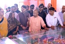 लखनऊ में मुख्यमंत्री योगी आदित्यनाथ ने 12 हजार करोड़ रुपये की लागत से विकसित होने वाली वरुण विहार और नैमिष नगर आवासीय योजनाओं का भूमिपूजन किया। 10,680 एकड़ में विकसित होने वाली इन योजनाओं से 10 लाख से अधिक लोगों को आवासीय सुविधा मिलने की योजना है। 4,520 भूखंडों के पंजीकरण का शुभारंभ किया गया। साथ ही 2,166 करोड़ रुपये की पांच बहुमंजिला आवासीय परियोजनाओं का शिलान्यास हुआ। मुख्यमंत्री ने किसानों को पारदर्शी प्रक्रिया से मुआवजा और लखनऊ-नैमिषारण्य फोरलेन कनेक्टिविटी की जानकारी दी।
