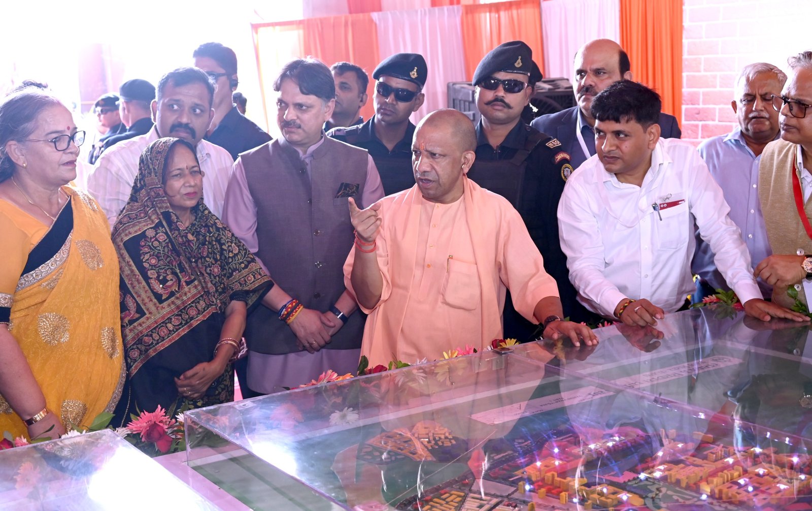 लखनऊ में मुख्यमंत्री योगी आदित्यनाथ ने 12 हजार करोड़ रुपये की लागत से विकसित होने वाली वरुण विहार और नैमिष नगर आवासीय योजनाओं का भूमिपूजन किया। 10,680 एकड़ में विकसित होने वाली इन योजनाओं से 10 लाख से अधिक लोगों को आवासीय सुविधा मिलने की योजना है। 4,520 भूखंडों के पंजीकरण का शुभारंभ किया गया। साथ ही 2,166 करोड़ रुपये की पांच बहुमंजिला आवासीय परियोजनाओं का शिलान्यास हुआ। मुख्यमंत्री ने किसानों को पारदर्शी प्रक्रिया से मुआवजा और लखनऊ-नैमिषारण्य फोरलेन कनेक्टिविटी की जानकारी दी।