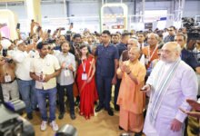 ग्रेटर नोएडा में यूपी इंटरनेशनल ट्रेड शो 2026 के उद्घाटन समारोह में केंद्रीय गृह एवं सहकारिता मंत्री अमित शाह ने उत्तर प्रदेश में औद्योगिक और निवेश संबंधी बदलावों का उल्लेख किया। उन्होंने कहा कि प्रदेश में अब डिफेंस कॉरिडोर, वाहन निर्माण और मेडिकल डिवाइस पार्क जैसे क्षेत्र विकसित हो रहे हैं। शाह ने छह डिफेंस कॉरिडोर नोड, ओडीओपी, एक्सप्रेसवे और बढ़ते निवेश का जिक्र करते हुए कहा कि उत्तर प्रदेश देश का विकास इंजन बनने की दिशा में आगे बढ़ रहा है और एक ट्रिलियन डॉलर अर्थव्यवस्था का लक्ष्य लेकर चल रहा है।