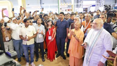 ग्रेटर नोएडा में यूपी इंटरनेशनल ट्रेड शो 2026 के उद्घाटन समारोह में केंद्रीय गृह एवं सहकारिता मंत्री अमित शाह ने उत्तर प्रदेश में औद्योगिक और निवेश संबंधी बदलावों का उल्लेख किया। उन्होंने कहा कि प्रदेश में अब डिफेंस कॉरिडोर, वाहन निर्माण और मेडिकल डिवाइस पार्क जैसे क्षेत्र विकसित हो रहे हैं। शाह ने छह डिफेंस कॉरिडोर नोड, ओडीओपी, एक्सप्रेसवे और बढ़ते निवेश का जिक्र करते हुए कहा कि उत्तर प्रदेश देश का विकास इंजन बनने की दिशा में आगे बढ़ रहा है और एक ट्रिलियन डॉलर अर्थव्यवस्था का लक्ष्य लेकर चल रहा है।