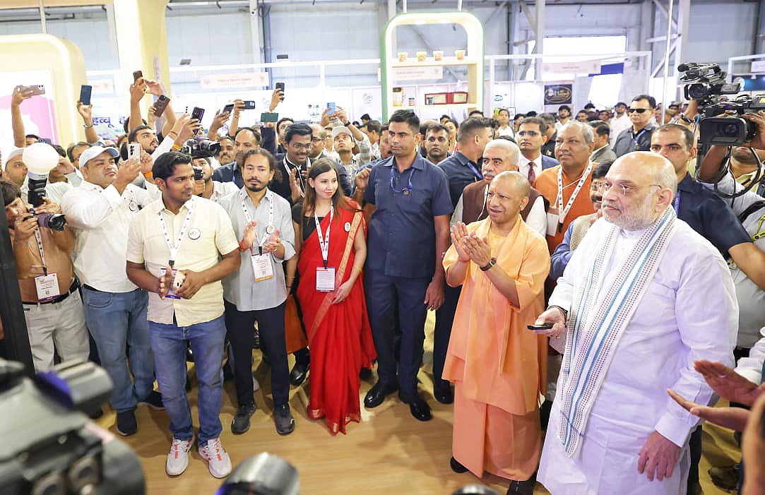 ग्रेटर नोएडा में यूपी इंटरनेशनल ट्रेड शो 2026 के उद्घाटन समारोह में केंद्रीय गृह एवं सहकारिता मंत्री अमित शाह ने उत्तर प्रदेश में औद्योगिक और निवेश संबंधी बदलावों का उल्लेख किया। उन्होंने कहा कि प्रदेश में अब डिफेंस कॉरिडोर, वाहन निर्माण और मेडिकल डिवाइस पार्क जैसे क्षेत्र विकसित हो रहे हैं। शाह ने छह डिफेंस कॉरिडोर नोड, ओडीओपी, एक्सप्रेसवे और बढ़ते निवेश का जिक्र करते हुए कहा कि उत्तर प्रदेश देश का विकास इंजन बनने की दिशा में आगे बढ़ रहा है और एक ट्रिलियन डॉलर अर्थव्यवस्था का लक्ष्य लेकर चल रहा है।