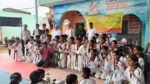 भलुअनी, देवरिया से खेल जगत की शानदार खबर सामने आई है। खेलो इंडिया स्कूल गेम्स माध्यमिक विद्यालय जिला ताइक्वांडो चैंपियनशिप में पिपरा खेमकरन स्थित गर्ग इंटर कॉलेज के खिलाड़ियों ने शानदार प्रदर्शन करते हुए चार स्वर्ण समेत कई पदक अपने नाम किए। रितिक, सुहासी, जूही और तारा ने स्वर्ण पदक जीतकर गोरखपुर मंडल के लिए चयन हासिल किया। वहीं अंकुश, अरमान, श्रद्धा और समीर ने रजत पदक जीते। कांस्य पदक जीतने वाले खिलाड़ियों में प्रिंस, आरोही, श्रुति, अनन्या, मानवी, पलक, राजवीर, सत्यम, ऋषभ और प्रिंस शामिल रहे। खिलाड़ियों की इस उपलब्धि पर विद्यालय परिवार में खुशी का माहौल है। विद्यालय प्रबंधक ज्ञानेश्वर शुक्ला और प्रधानाचार्य विद्यासागर तिवारी ने पदक विजेताओं को बधाई दी। निफा जिलाध्यक्ष एवं यूथ ब्रिगेड के संस्थापक संतोष मद्धेशिया वैश्य ने इस उपलब्धि को क्षेत्र और जिले के लिए गौरव बताया। ताइक्वांडो प्रशिक्षक अजीत ने खिलाड़ियों की मेहनत, लगन और अनुशासन की सराहना की। अब गोरखपुर मंडल के लिए चयनित खिलाड़ी आगामी प्रतियोगिता में अपना दमखम दिखाएंगे।