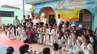 भलुअनी, देवरिया से खेल जगत की शानदार खबर सामने आई है। खेलो इंडिया स्कूल गेम्स माध्यमिक विद्यालय जिला ताइक्वांडो चैंपियनशिप में पिपरा खेमकरन स्थित गर्ग इंटर कॉलेज के खिलाड़ियों ने शानदार प्रदर्शन करते हुए चार स्वर्ण समेत कई पदक अपने नाम किए। रितिक, सुहासी, जूही और तारा ने स्वर्ण पदक जीतकर गोरखपुर मंडल के लिए चयन हासिल किया। वहीं अंकुश, अरमान, श्रद्धा और समीर ने रजत पदक जीते। कांस्य पदक जीतने वाले खिलाड़ियों में प्रिंस, आरोही, श्रुति, अनन्या, मानवी, पलक, राजवीर, सत्यम, ऋषभ और प्रिंस शामिल रहे। खिलाड़ियों की इस उपलब्धि पर विद्यालय परिवार में खुशी का माहौल है। विद्यालय प्रबंधक ज्ञानेश्वर शुक्ला और प्रधानाचार्य विद्यासागर तिवारी ने पदक विजेताओं को बधाई दी। निफा जिलाध्यक्ष एवं यूथ ब्रिगेड के संस्थापक संतोष मद्धेशिया वैश्य ने इस उपलब्धि को क्षेत्र और जिले के लिए गौरव बताया। ताइक्वांडो प्रशिक्षक अजीत ने खिलाड़ियों की मेहनत, लगन और अनुशासन की सराहना की। अब गोरखपुर मंडल के लिए चयनित खिलाड़ी आगामी प्रतियोगिता में अपना दमखम दिखाएंगे।
