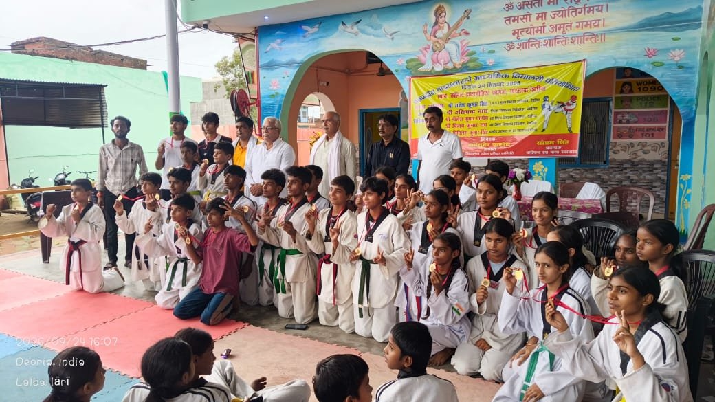 भलुअनी, देवरिया से खेल जगत की शानदार खबर सामने आई है। खेलो इंडिया स्कूल गेम्स माध्यमिक विद्यालय जिला ताइक्वांडो चैंपियनशिप में पिपरा खेमकरन स्थित गर्ग इंटर कॉलेज के खिलाड़ियों ने शानदार प्रदर्शन करते हुए चार स्वर्ण समेत कई पदक अपने नाम किए। रितिक, सुहासी, जूही और तारा ने स्वर्ण पदक जीतकर गोरखपुर मंडल के लिए चयन हासिल किया। वहीं अंकुश, अरमान, श्रद्धा और समीर ने रजत पदक जीते। कांस्य पदक जीतने वाले खिलाड़ियों में प्रिंस, आरोही, श्रुति, अनन्या, मानवी, पलक, राजवीर, सत्यम, ऋषभ और प्रिंस शामिल रहे। खिलाड़ियों की इस उपलब्धि पर विद्यालय परिवार में खुशी का माहौल है। विद्यालय प्रबंधक ज्ञानेश्वर शुक्ला और प्रधानाचार्य विद्यासागर तिवारी ने पदक विजेताओं को बधाई दी। निफा जिलाध्यक्ष एवं यूथ ब्रिगेड के संस्थापक संतोष मद्धेशिया वैश्य ने इस उपलब्धि को क्षेत्र और जिले के लिए गौरव बताया। ताइक्वांडो प्रशिक्षक अजीत ने खिलाड़ियों की मेहनत, लगन और अनुशासन की सराहना की। अब गोरखपुर मंडल के लिए चयनित खिलाड़ी आगामी प्रतियोगिता में अपना दमखम दिखाएंगे।
