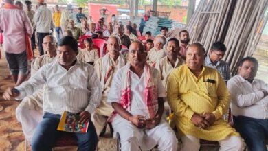 देवरिया के भलुअनी क्षेत्र में मद्धेशिया-कान्दू समाज ने संत शिरोमणि बाबा गणिनाथ जी महाराज का पूजनोत्सव श्रद्धा और उत्साह के साथ मनाया। बीरपुर चौराहे पर विधि-विधान से पूजा-अर्चना हुई। कार्यक्रम में समाज के पदाधिकारियों ने बाबा गणिनाथ के राष्ट्रवाद, सामाजिक समरसता और समतामूलक समाज के संदेश पर प्रकाश डाला। बड़ी संख्या में महिला-पुरुष श्रद्धालु उपस्थित रहे।