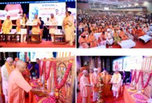 लखनऊ में विश्व हिंदू परिषद के पूर्व अंतरराष्ट्रीय अध्यक्ष अशोक सिंघल के जन्मशताब्दी वर्ष का शुभारंभ हुआ। मुख्यमंत्री योगी आदित्यनाथ ने समारोह को संबोधित करते हुए रामकाज में ‘कालनेमि’ के प्रवेश को लेकर कार्यकर्ताओं को सतर्क रहने की अपील की। उन्होंने अशोक सिंघल के योगदान को याद करते हुए कहा कि उन्होंने बिखरे हिंदू समाज को एक मंच पर लाकर श्रीराम जन्मभूमि आंदोलन को निर्णायक दिशा दी। मुख्यमंत्री ने अयोध्या के विकास, गोरक्षा और सामाजिक अभियानों का भी उल्लेख किया।