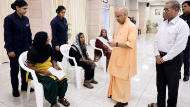 लखनऊ में मुख्यमंत्री योगी आदित्यनाथ ने जनता दर्शन के दौरान प्रदेशभर से आए लोगों की समस्याएं सुनीं। रायबरेली के बुजुर्ग की शिकायत पर आरोपियों के खिलाफ सख्त कार्रवाई के निर्देश दिए। जमीन पर अवैध कब्जे की शिकायतों पर भी मुख्यमंत्री ने तत्काल कार्रवाई और भूमि कब्जामुक्त कराने को कहा। अधिकारियों को पीड़ितों की समस्याओं का संवेदनशीलता से समयबद्ध व पारदर्शी निस्तारण सुनिश्चित करने के निर्देश दिए।
