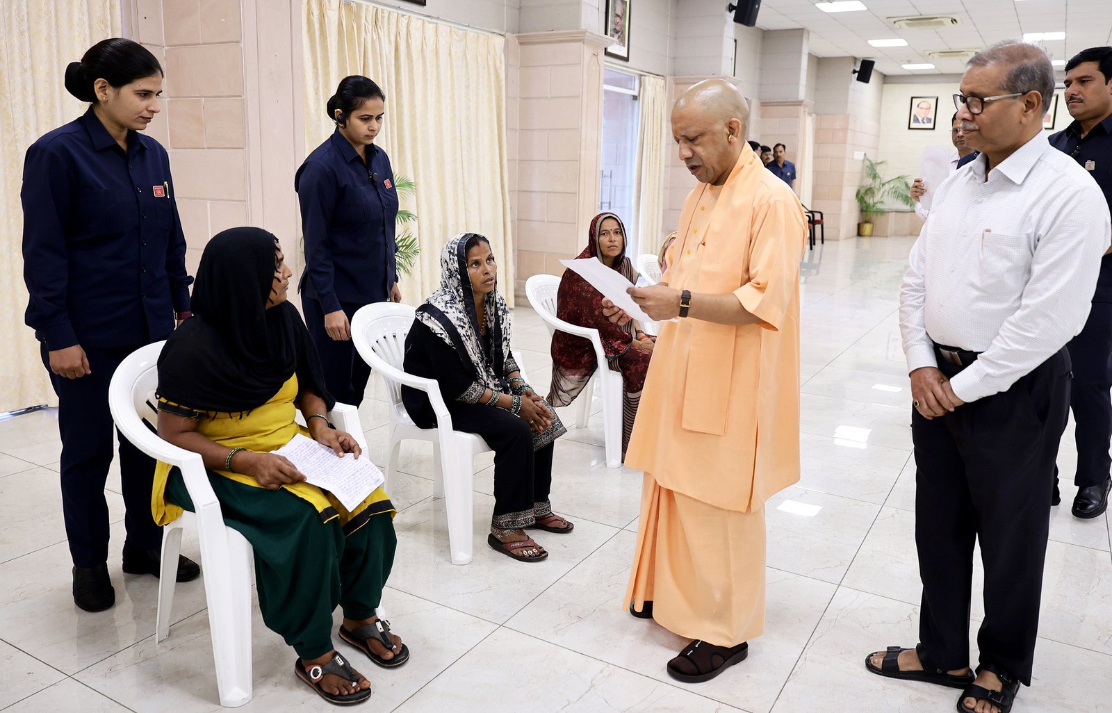 लखनऊ में मुख्यमंत्री योगी आदित्यनाथ ने जनता दर्शन के दौरान प्रदेशभर से आए लोगों की समस्याएं सुनीं। रायबरेली के बुजुर्ग की शिकायत पर आरोपियों के खिलाफ सख्त कार्रवाई के निर्देश दिए। जमीन पर अवैध कब्जे की शिकायतों पर भी मुख्यमंत्री ने तत्काल कार्रवाई और भूमि कब्जामुक्त कराने को कहा। अधिकारियों को पीड़ितों की समस्याओं का संवेदनशीलता से समयबद्ध व पारदर्शी निस्तारण सुनिश्चित करने के निर्देश दिए।