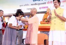 गोरखपुर में मुख्यमंत्री योगी आदित्यनाथ ने कहा कि उत्तर प्रदेश बीमारू प्रदेश की छवि से निकलकर देश की अर्थव्यवस्था का ग्रोथ इंजन बन चुका है। उन्होंने यूपीआईटीएस-2026 में गोरखपुर के टेराकोटा समेत प्रदेश के उत्पादों की वैश्विक पहुंच का उल्लेख किया। सीएम ने रोजगार, स्टार्टअप, कानून व्यवस्था और खेल क्षेत्र में सरकार की उपलब्धियां गिनाईं। विद्यार्थियों को प्रयास, जिज्ञासा और आत्मविश्वास के साथ आगे बढ़ने की सीख दी। उन्होंने एआई के उपयोग के साथ मानवीय सोच और प्रश्न करने की क्षमता को जरूरी बताया।