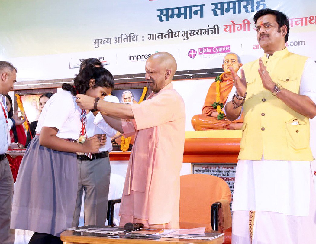 गोरखपुर में मुख्यमंत्री योगी आदित्यनाथ ने कहा कि उत्तर प्रदेश बीमारू प्रदेश की छवि से निकलकर देश की अर्थव्यवस्था का ग्रोथ इंजन बन चुका है। उन्होंने यूपीआईटीएस-2026 में गोरखपुर के टेराकोटा समेत प्रदेश के उत्पादों की वैश्विक पहुंच का उल्लेख किया। सीएम ने रोजगार, स्टार्टअप, कानून व्यवस्था और खेल क्षेत्र में सरकार की उपलब्धियां गिनाईं। विद्यार्थियों को प्रयास, जिज्ञासा और आत्मविश्वास के साथ आगे बढ़ने की सीख दी। उन्होंने एआई के उपयोग के साथ मानवीय सोच और प्रश्न करने की क्षमता को जरूरी बताया।