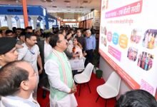 उत्तर प्रदेश इंटरनेशनल ट्रेड शो (UPITS) 2026 में प्रदेश की औद्योगिक, कारोबारी और सांस्कृतिक क्षमता का व्यापक प्रदर्शन हुआ। खाद्य प्रसंस्करण, कृषि, महिला उद्यमिता, एमएसएमई, स्टार्टअप, रक्षा विनिर्माण और कौशल विकास से जुड़े क्षेत्रों में नए अवसर सामने आए। 28 सितंबर तक 3,765 व्यापारिक समझौतों के जरिए करीब ₹5,500 करोड़ के एमओयू हुए, जबकि ₹12,500 करोड़ की कारोबारी पूछताछ दर्ज की गई। ट्रेड शो में 5.48 लाख से अधिक लोगों की भागीदारी रही। किसानों को ब्रांडिंग और डिजिटल बिक्री, महिलाओं को बड़े बाजार, स्टार्टअप्स को निवेश और रक्षा क्षेत्र में एमएसएमई को सप्लाई चेन से जुड़ने के अवसर मिले।