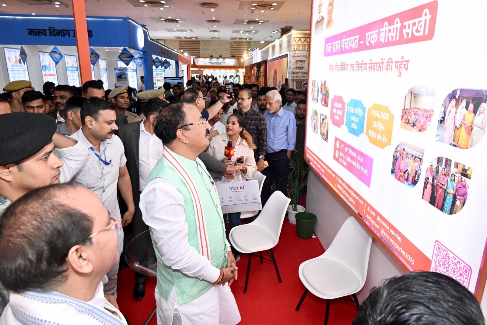 उत्तर प्रदेश इंटरनेशनल ट्रेड शो (UPITS) 2026 में प्रदेश की औद्योगिक, कारोबारी और सांस्कृतिक क्षमता का व्यापक प्रदर्शन हुआ। खाद्य प्रसंस्करण, कृषि, महिला उद्यमिता, एमएसएमई, स्टार्टअप, रक्षा विनिर्माण और कौशल विकास से जुड़े क्षेत्रों में नए अवसर सामने आए। 28 सितंबर तक 3,765 व्यापारिक समझौतों के जरिए करीब ₹5,500 करोड़ के एमओयू हुए, जबकि ₹12,500 करोड़ की कारोबारी पूछताछ दर्ज की गई। ट्रेड शो में 5.48 लाख से अधिक लोगों की भागीदारी रही। किसानों को ब्रांडिंग और डिजिटल बिक्री, महिलाओं को बड़े बाजार, स्टार्टअप्स को निवेश और रक्षा क्षेत्र में एमएसएमई को सप्लाई चेन से जुड़ने के अवसर मिले।