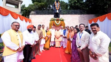 लखनऊ में मुख्यमंत्री योगी आदित्यनाथ ने भारत रत्न पंडित गोविंद बल्लभ पंत की 139वीं जयंती पर लोकभवन में उनकी प्रतिमा पर पुष्प अर्पित कर श्रद्धांजलि दी। मुख्यमंत्री ने स्वतंत्रता संग्राम में पंत जी की भूमिका, काकोरी क्रांतिकारियों की पैरवी, उत्तर प्रदेश के प्रथम मुख्यमंत्री के रूप में उनके योगदान और देश के गृह मंत्री के तौर पर राष्ट्रीय एकता मजबूत करने के प्रयासों को याद किया। उन्होंने कहा कि पंडित पंत का व्यक्तित्व और कृतित्व भावी पीढ़ियों को राष्ट्रसेवा की प्रेरणा देता रहेगा।