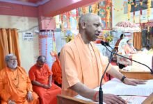 गोरखपुर में मुख्यमंत्री योगी आदित्यनाथ ने कहा कि सनातन भारत का मूल धर्म है और इसके बिना भारत की कल्पना संभव नहीं। गोरखनाथ मंदिर में श्रीमद्भागवत महापुराण कथा के विराम सत्र में उन्होंने गोमाता के संरक्षण, प्राकृतिक खेती और भारतीय परंपराओं के महत्व पर जोर दिया। मुख्यमंत्री ने प्रदेश की गोशालाओं और गोवंश संरक्षण योजनाओं की जानकारी दी। वहीं 30 सितंबर को गोरखपुर क्लब में 509 दिव्यांगजनों को 664 कृत्रिम अंग और सहायक उपकरण वितरित किए जाएंगे।
