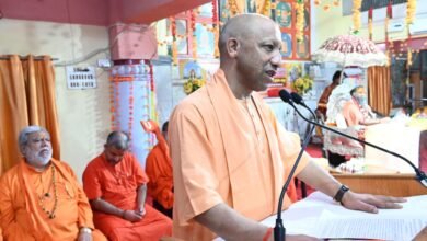 गोरखपुर में मुख्यमंत्री योगी आदित्यनाथ ने कहा कि सनातन भारत का मूल धर्म है और इसके बिना भारत की कल्पना संभव नहीं। गोरखनाथ मंदिर में श्रीमद्भागवत महापुराण कथा के विराम सत्र में उन्होंने गोमाता के संरक्षण, प्राकृतिक खेती और भारतीय परंपराओं के महत्व पर जोर दिया। मुख्यमंत्री ने प्रदेश की गोशालाओं और गोवंश संरक्षण योजनाओं की जानकारी दी। वहीं 30 सितंबर को गोरखपुर क्लब में 509 दिव्यांगजनों को 664 कृत्रिम अंग और सहायक उपकरण वितरित किए जाएंगे।