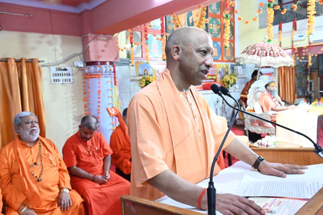 गोरखपुर में मुख्यमंत्री योगी आदित्यनाथ ने कहा कि सनातन भारत का मूल धर्म है और इसके बिना भारत की कल्पना संभव नहीं। गोरखनाथ मंदिर में श्रीमद्भागवत महापुराण कथा के विराम सत्र में उन्होंने गोमाता के संरक्षण, प्राकृतिक खेती और भारतीय परंपराओं के महत्व पर जोर दिया। मुख्यमंत्री ने प्रदेश की गोशालाओं और गोवंश संरक्षण योजनाओं की जानकारी दी। वहीं 30 सितंबर को गोरखपुर क्लब में 509 दिव्यांगजनों को 664 कृत्रिम अंग और सहायक उपकरण वितरित किए जाएंगे।
