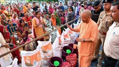कुशीनगर में अतिवृष्टि और नारायणी नदी के उफान से बाढ़ की स्थिति गंभीर हो गई है। तटबंध टूटने के बाद मुख्यमंत्री योगी आदित्यनाथ ने मंगलवार को तमकुहीराज क्षेत्र के बाढ़ प्रभावित इलाकों का स्थलीय निरीक्षण किया और बेदूपार इंटर कॉलेज में पीड़ित परिवारों से मुलाकात कर राहत सामग्री वितरित की। प्रशासन ने खाद्य सामग्री के पांच हजार पैकेट तैयार किए हैं। फसल नुकसान का सर्वे कर 10 दिनों में मुआवजा देने, क्षतिग्रस्त मकानों की मदद और स्वास्थ्य शिविर लगाने के निर्देश दिए गए हैं।