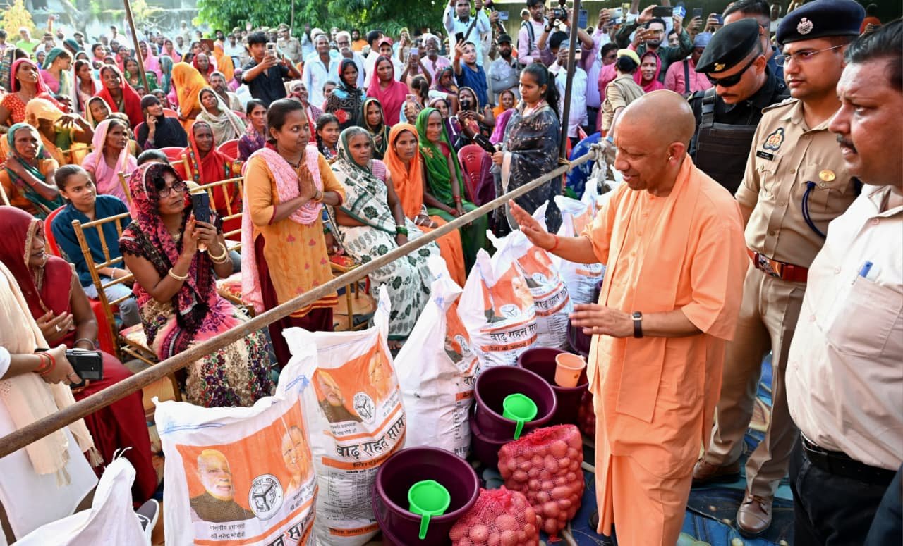 कुशीनगर में अतिवृष्टि और नारायणी नदी के उफान से बाढ़ की स्थिति गंभीर हो गई है। तटबंध टूटने के बाद मुख्यमंत्री योगी आदित्यनाथ ने मंगलवार को तमकुहीराज क्षेत्र के बाढ़ प्रभावित इलाकों का स्थलीय निरीक्षण किया और बेदूपार इंटर कॉलेज में पीड़ित परिवारों से मुलाकात कर राहत सामग्री वितरित की। प्रशासन ने खाद्य सामग्री के पांच हजार पैकेट तैयार किए हैं। फसल नुकसान का सर्वे कर 10 दिनों में मुआवजा देने, क्षतिग्रस्त मकानों की मदद और स्वास्थ्य शिविर लगाने के निर्देश दिए गए हैं।