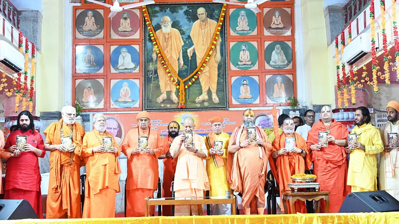 गोरखपुर के गोरखनाथ मंदिर में आयोजित श्रद्धांजलि सभा में मुख्यमंत्री योगी आदित्यनाथ ने ब्रह्मलीन महंत दिग्विजयनाथ जी महाराज की 57वीं और महंत अवेद्यनाथ जी महाराज की 12वीं पुण्यतिथि पर श्रद्धांजलि अर्पित की। सीएम योगी ने अयोध्या के श्रीराम मंदिर, काशी विश्वनाथ धाम और सनातन परंपरा का उल्लेख करते हुए लोगों से जागरूक रहने की अपील की। उन्होंने महंत दिग्विजयनाथ के शिक्षा, संस्कृति और लोककल्याण के क्षेत्र में योगदान को याद करते हुए उनके आदर्शों को आगे बढ़ाने का आह्वान किया।