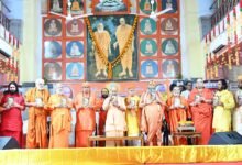 गोरखपुर के गोरखनाथ मंदिर में आयोजित श्रद्धांजलि सभा में मुख्यमंत्री योगी आदित्यनाथ ने ब्रह्मलीन महंत दिग्विजयनाथ जी महाराज की 57वीं और महंत अवेद्यनाथ जी महाराज की 12वीं पुण्यतिथि पर श्रद्धांजलि अर्पित की। सीएम योगी ने अयोध्या के श्रीराम मंदिर, काशी विश्वनाथ धाम और सनातन परंपरा का उल्लेख करते हुए लोगों से जागरूक रहने की अपील की। उन्होंने महंत दिग्विजयनाथ के शिक्षा, संस्कृति और लोककल्याण के क्षेत्र में योगदान को याद करते हुए उनके आदर्शों को आगे बढ़ाने का आह्वान किया।