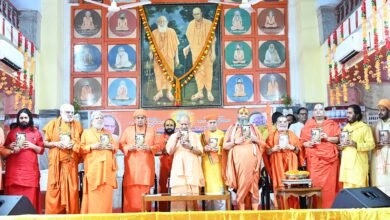 गोरखपुर के गोरखनाथ मंदिर में आयोजित श्रद्धांजलि सभा में मुख्यमंत्री योगी आदित्यनाथ ने ब्रह्मलीन महंत दिग्विजयनाथ जी महाराज की 57वीं और महंत अवेद्यनाथ जी महाराज की 12वीं पुण्यतिथि पर श्रद्धांजलि अर्पित की। सीएम योगी ने अयोध्या के श्रीराम मंदिर, काशी विश्वनाथ धाम और सनातन परंपरा का उल्लेख करते हुए लोगों से जागरूक रहने की अपील की। उन्होंने महंत दिग्विजयनाथ के शिक्षा, संस्कृति और लोककल्याण के क्षेत्र में योगदान को याद करते हुए उनके आदर्शों को आगे बढ़ाने का आह्वान किया।
