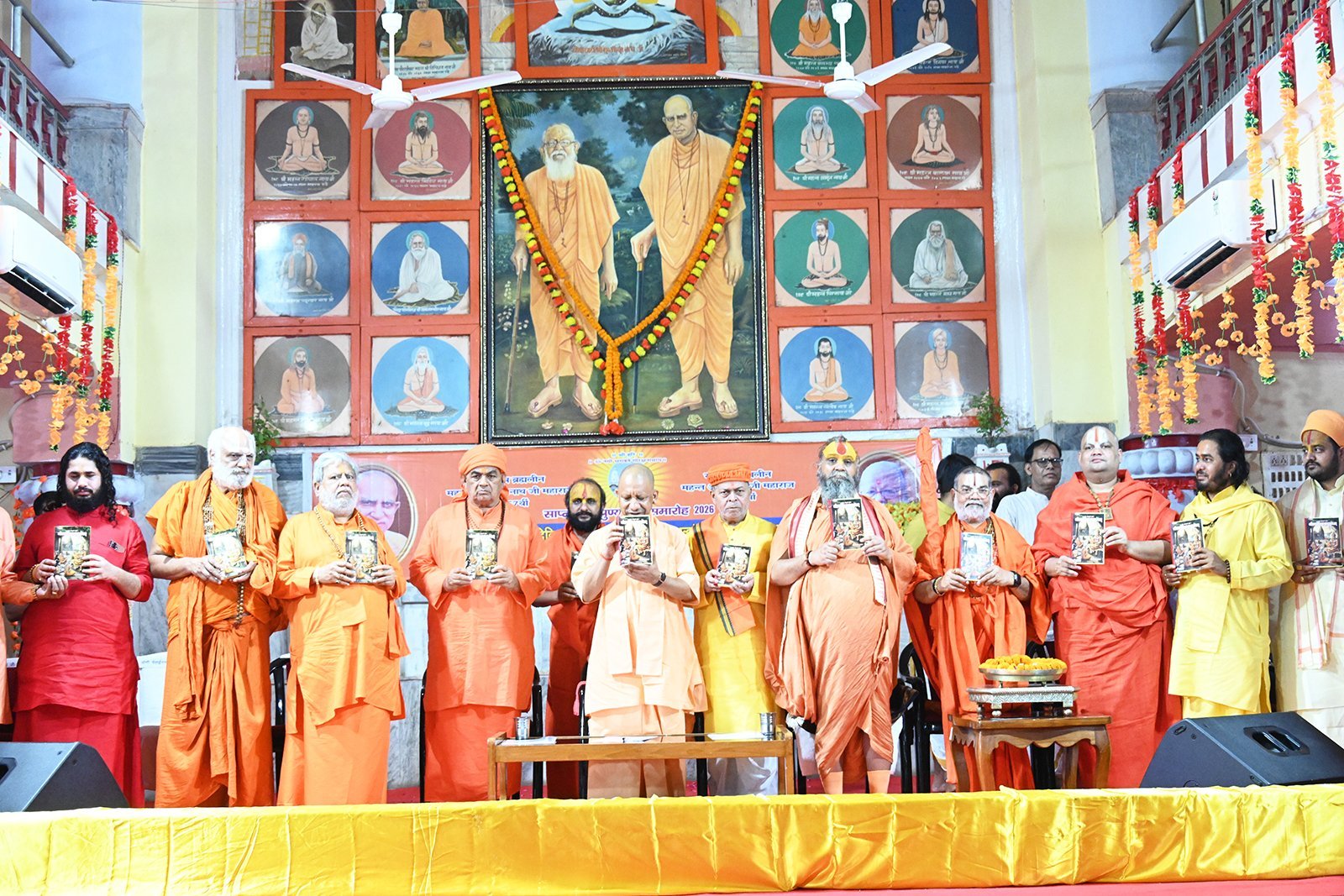 गोरखपुर के गोरखनाथ मंदिर में आयोजित श्रद्धांजलि सभा में मुख्यमंत्री योगी आदित्यनाथ ने ब्रह्मलीन महंत दिग्विजयनाथ जी महाराज की 57वीं और महंत अवेद्यनाथ जी महाराज की 12वीं पुण्यतिथि पर श्रद्धांजलि अर्पित की। सीएम योगी ने अयोध्या के श्रीराम मंदिर, काशी विश्वनाथ धाम और सनातन परंपरा का उल्लेख करते हुए लोगों से जागरूक रहने की अपील की। उन्होंने महंत दिग्विजयनाथ के शिक्षा, संस्कृति और लोककल्याण के क्षेत्र में योगदान को याद करते हुए उनके आदर्शों को आगे बढ़ाने का आह्वान किया।