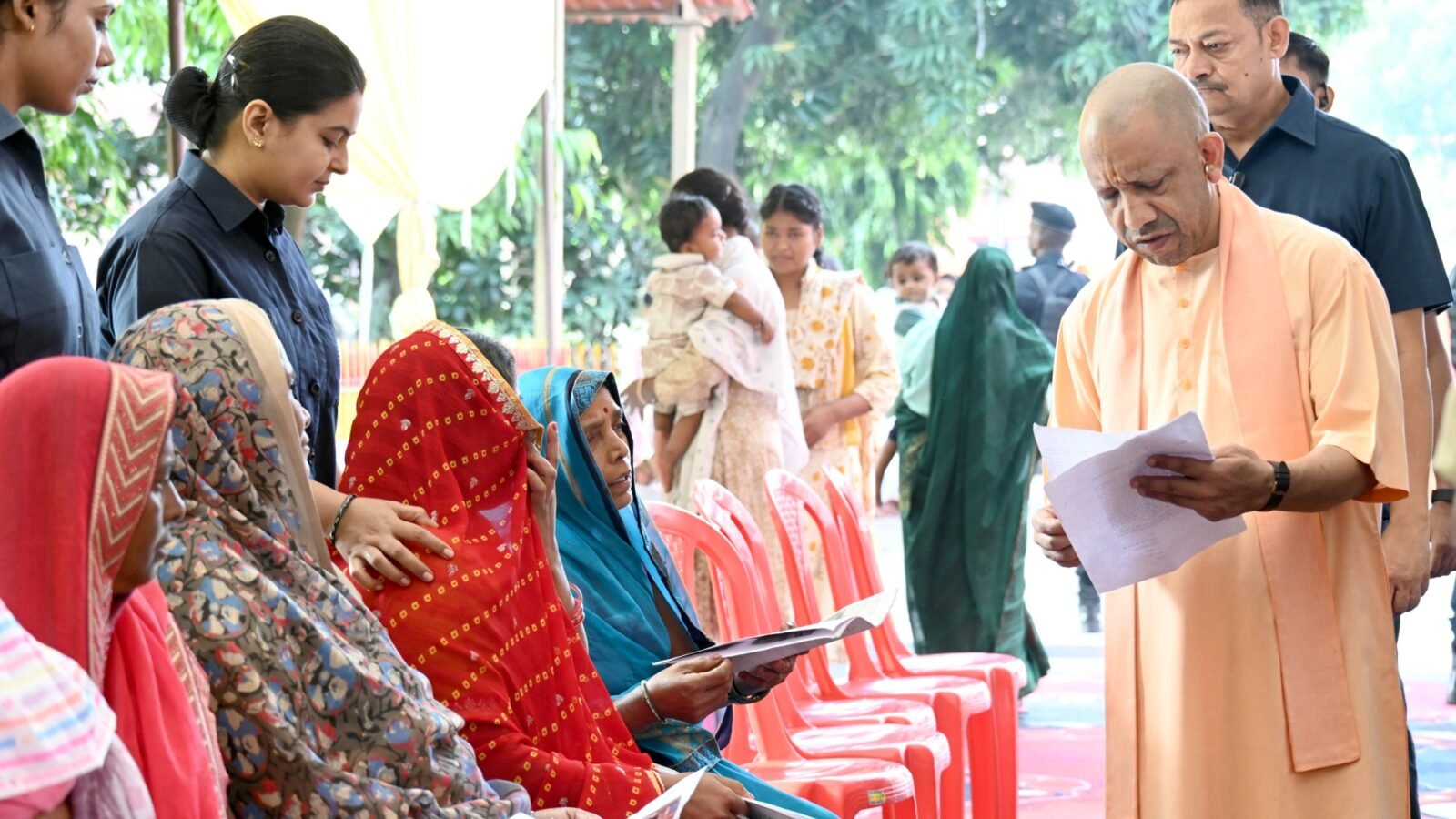 गोरखपुर में मुख्यमंत्री योगी आदित्यनाथ ने गोरखनाथ मंदिर में लगातार दूसरे दिन जनता दर्शन कर करीब 150 लोगों की समस्याएं सुनीं। उन्होंने अधिकारियों को बिना भेदभाव न्याय सुनिश्चित करने, जनकल्याणकारी योजनाओं का लाभ पात्रों तक पहुंचाने और भू-माफिया व दबंगों के खिलाफ कार्रवाई के निर्देश दिए। गंभीर बीमारियों से पीड़ित जरूरतमंदों के इलाज के लिए शीघ्र इस्टीमेट तैयार कराने को कहा। गुरु अवेद्यनाथ की 12वीं पुण्यतिथि पर मुख्यमंत्री ने विशेष पूजा-अर्चना की और गोशाला में गोसेवा कर गोवंश को गुड़ खिलाया।