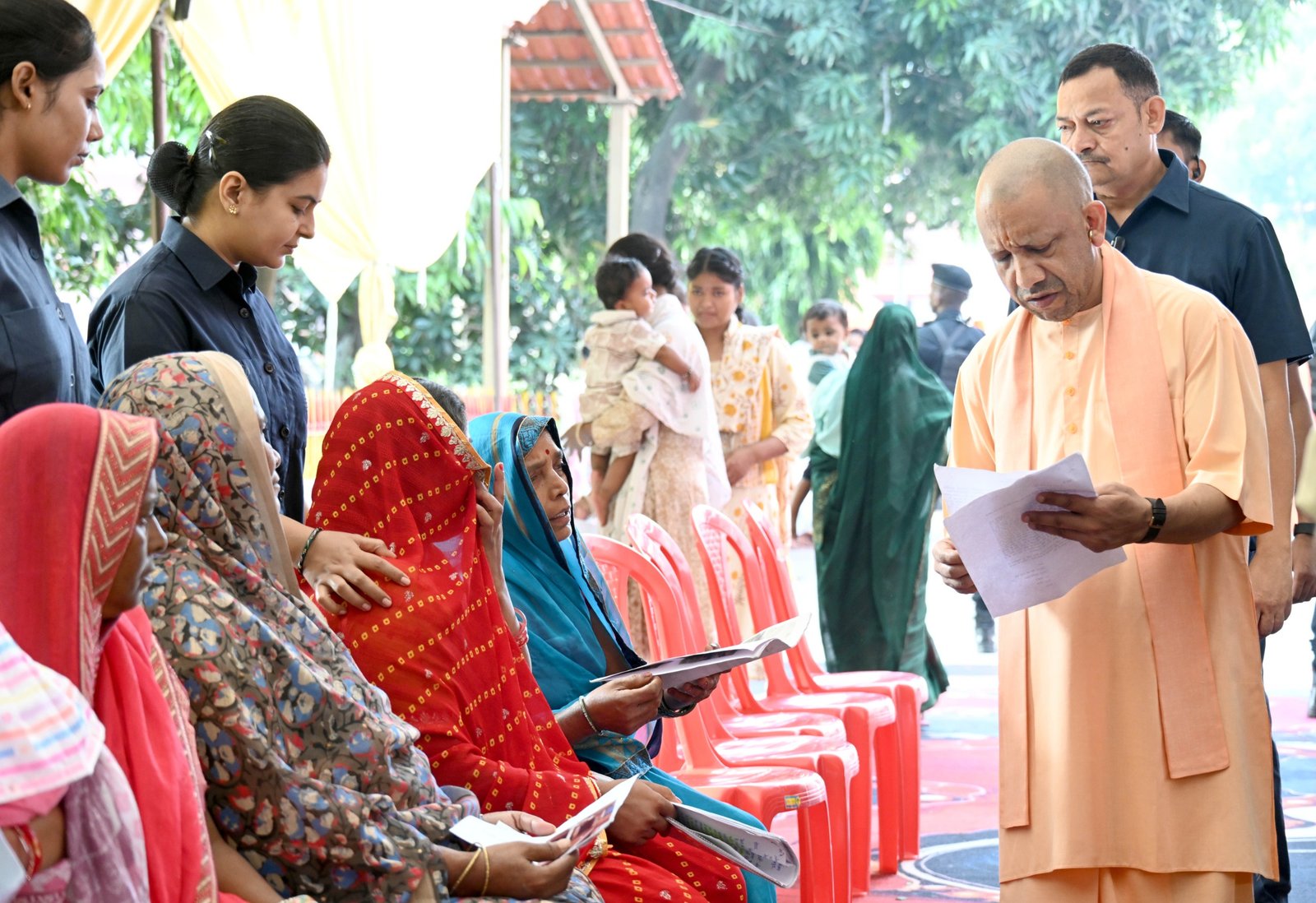 गोरखपुर में मुख्यमंत्री योगी आदित्यनाथ ने गोरखनाथ मंदिर में लगातार दूसरे दिन जनता दर्शन कर करीब 150 लोगों की समस्याएं सुनीं। उन्होंने अधिकारियों को बिना भेदभाव न्याय सुनिश्चित करने, जनकल्याणकारी योजनाओं का लाभ पात्रों तक पहुंचाने और भू-माफिया व दबंगों के खिलाफ कार्रवाई के निर्देश दिए। गंभीर बीमारियों से पीड़ित जरूरतमंदों के इलाज के लिए शीघ्र इस्टीमेट तैयार कराने को कहा। गुरु अवेद्यनाथ की 12वीं पुण्यतिथि पर मुख्यमंत्री ने विशेष पूजा-अर्चना की और गोशाला में गोसेवा कर गोवंश को गुड़ खिलाया।