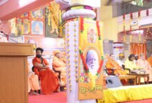 गोरखपुर में महंत अवेद्यनाथ की 12वीं पुण्यतिथि पर आयोजित श्रद्धांजलि समारोह में मुख्यमंत्री योगी आदित्यनाथ ने उनके सामाजिक योगदान और विचारों को याद किया। उन्होंने कहा कि महंत अवेद्यनाथ ने सामाजिक समता के आधार पर हिंदू समाज को एकजुट करने के लिए जीवनभर प्रयास किया। मुख्यमंत्री ने शिक्षा को स्वावलंबन और कौशल विकास से जोड़ने में उनके योगदान का उल्लेख किया। समारोह में संतों, शिक्षाविदों, जनप्रतिनिधियों और विभिन्न सामाजिक संगठनों के प्रतिनिधियों ने श्रद्धांजलि अर्पित की।
