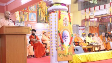 गोरखपुर में महंत अवेद्यनाथ की 12वीं पुण्यतिथि पर आयोजित श्रद्धांजलि समारोह में मुख्यमंत्री योगी आदित्यनाथ ने उनके सामाजिक योगदान और विचारों को याद किया। उन्होंने कहा कि महंत अवेद्यनाथ ने सामाजिक समता के आधार पर हिंदू समाज को एकजुट करने के लिए जीवनभर प्रयास किया। मुख्यमंत्री ने शिक्षा को स्वावलंबन और कौशल विकास से जोड़ने में उनके योगदान का उल्लेख किया। समारोह में संतों, शिक्षाविदों, जनप्रतिनिधियों और विभिन्न सामाजिक संगठनों के प्रतिनिधियों ने श्रद्धांजलि अर्पित की।