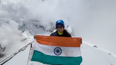लखनऊ की पर्वतारोही पूर्वा धवन ने 5,826 मीटर ऊंची माउंट रुद्रगैरा चोटी फतह कर उत्तर प्रदेश का गौरव बढ़ाया। 10 सितंबर 2026 को दोपहर 12:30 बजे शिखर पर पहुंचकर उन्होंने भारतीय तिरंगा फहराया। कठिन बर्फीले और चट्टानी रास्तों, कम ऑक्सीजन और चुनौतीपूर्ण परिस्थितियों के बीच पूर्वा ने यह उपलब्धि हासिल की। मुख्यमंत्री योगी आदित्यनाथ से मिले प्रोत्साहन को वह प्रेरणा मानती हैं। ‘पीक्स एंड प्लास्टिक’ पहल के साथ अब उनका लक्ष्य माउंट एवरेस्ट फतह कर महिला सशक्तीकरण और स्वच्छ हिमालय का संदेश देना है।