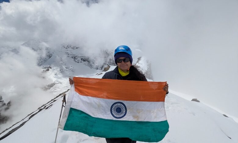 लखनऊ की पर्वतारोही पूर्वा धवन ने 5,826 मीटर ऊंची माउंट रुद्रगैरा चोटी फतह कर उत्तर प्रदेश का गौरव बढ़ाया। 10 सितंबर 2026 को दोपहर 12:30 बजे शिखर पर पहुंचकर उन्होंने भारतीय तिरंगा फहराया। कठिन बर्फीले और चट्टानी रास्तों, कम ऑक्सीजन और चुनौतीपूर्ण परिस्थितियों के बीच पूर्वा ने यह उपलब्धि हासिल की। मुख्यमंत्री योगी आदित्यनाथ से मिले प्रोत्साहन को वह प्रेरणा मानती हैं। ‘पीक्स एंड प्लास्टिक’ पहल के साथ अब उनका लक्ष्य माउंट एवरेस्ट फतह कर महिला सशक्तीकरण और स्वच्छ हिमालय का संदेश देना है।
