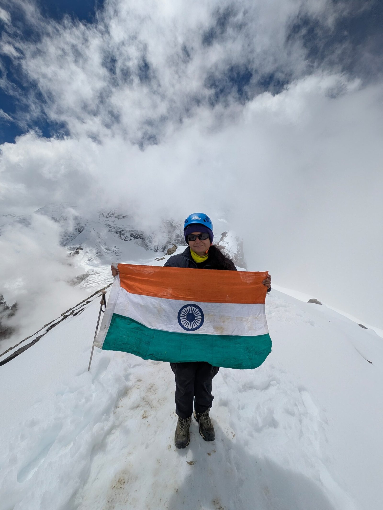 लखनऊ की पर्वतारोही पूर्वा धवन ने 5,826 मीटर ऊंची माउंट रुद्रगैरा चोटी फतह कर उत्तर प्रदेश का गौरव बढ़ाया। 10 सितंबर 2026 को दोपहर 12:30 बजे शिखर पर पहुंचकर उन्होंने भारतीय तिरंगा फहराया। कठिन बर्फीले और चट्टानी रास्तों, कम ऑक्सीजन और चुनौतीपूर्ण परिस्थितियों के बीच पूर्वा ने यह उपलब्धि हासिल की। मुख्यमंत्री योगी आदित्यनाथ से मिले प्रोत्साहन को वह प्रेरणा मानती हैं। ‘पीक्स एंड प्लास्टिक’ पहल के साथ अब उनका लक्ष्य माउंट एवरेस्ट फतह कर महिला सशक्तीकरण और स्वच्छ हिमालय का संदेश देना है।