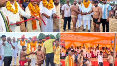 भटनी, देवरिया के लालचक गांव में शनिवार को आयोजित कुश्ती दंगल प्रतियोगिता में पहलवानों ने शानदार दांव-पेच और दमखम का प्रदर्शन किया। रामपुर कारखाना विधायक सुरेंद्र चौरसिया और भाटपाररानी विधायक सभा कुंवर ने फीता काटकर प्रतियोगिता का शुभारंभ किया। अखाड़े में रोमांचक मुकाबलों को देखने के लिए हजारों दर्शक पहुंचे। पहलवानों के हर दांव और पलटवार पर तालियों की गूंज सुनाई दी। आयोजन में जिला पंचायत सदस्य अजीत सिंह, ग्राम प्रधान इंदल यादव सहित क्षेत्र के कई लोग मौजूद रहे।
