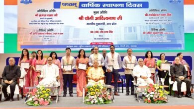 लखनऊ के डॉ. राम मनोहर लोहिया आयुर्विज्ञान संस्थान के षष्ठम स्थापना दिवस समारोह में मुख्यमंत्री योगी आदित्यनाथ ने 194 तकनीकी संवर्ग के कार्मिकों को नियुक्ति पत्र वितरित किए। बिहार निवासी ओटी टेक्नीशियन प्रिंस कुमार ने बताया कि करीब 1180 रुपये आवेदन शुल्क में परीक्षा देने के बाद डेढ़ महीने के भीतर नियुक्ति मिल गई। चयनित युवाओं ने पारदर्शी भर्ती प्रक्रिया, स्वास्थ्य सेवाओं के विस्तार, रोजगार के बढ़ते अवसर और ‘एक जिला, एक मेडिकल कॉलेज’ योजना की सराहना की।