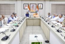 लखनऊ में मुख्यमंत्री योगी आदित्यनाथ और केंद्रीय पर्यावरण मंत्री भूपेंद्र यादव ने उत्तर प्रदेश में वायु प्रदूषण नियंत्रण को लेकर उच्चस्तरीय बैठक की। नोएडा, गाजियाबाद, मेरठ, हापुड़ और बुलंदशहर समेत एनसीआर के आठ जिलों की कार्ययोजना की समीक्षा हुई। बैठक में पुराने वाहनों, इलेक्ट्रिक बसों, ईवी नीति, पीयूसी, औद्योगिक उत्सर्जन, धूल और कचरा प्रबंधन पर चर्चा हुई। केंद्रीय मंत्री ने बताया कि लखनऊ ने स्वच्छ वायु सर्वेक्षण में देश के 130 शहरों में प्रथम स्थान हासिल किया है।