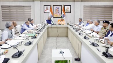 लखनऊ में मुख्यमंत्री योगी आदित्यनाथ और केंद्रीय पर्यावरण मंत्री भूपेंद्र यादव ने उत्तर प्रदेश में वायु प्रदूषण नियंत्रण को लेकर उच्चस्तरीय बैठक की। नोएडा, गाजियाबाद, मेरठ, हापुड़ और बुलंदशहर समेत एनसीआर के आठ जिलों की कार्ययोजना की समीक्षा हुई। बैठक में पुराने वाहनों, इलेक्ट्रिक बसों, ईवी नीति, पीयूसी, औद्योगिक उत्सर्जन, धूल और कचरा प्रबंधन पर चर्चा हुई। केंद्रीय मंत्री ने बताया कि लखनऊ ने स्वच्छ वायु सर्वेक्षण में देश के 130 शहरों में प्रथम स्थान हासिल किया है।