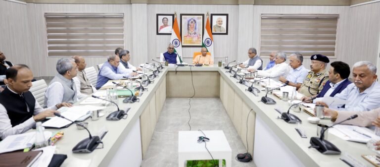 लखनऊ में मुख्यमंत्री योगी आदित्यनाथ और केंद्रीय पर्यावरण मंत्री भूपेंद्र यादव ने उत्तर प्रदेश में वायु प्रदूषण नियंत्रण को लेकर उच्चस्तरीय बैठक की। नोएडा, गाजियाबाद, मेरठ, हापुड़ और बुलंदशहर समेत एनसीआर के आठ जिलों की कार्ययोजना की समीक्षा हुई। बैठक में पुराने वाहनों, इलेक्ट्रिक बसों, ईवी नीति, पीयूसी, औद्योगिक उत्सर्जन, धूल और कचरा प्रबंधन पर चर्चा हुई। केंद्रीय मंत्री ने बताया कि लखनऊ ने स्वच्छ वायु सर्वेक्षण में देश के 130 शहरों में प्रथम स्थान हासिल किया है।