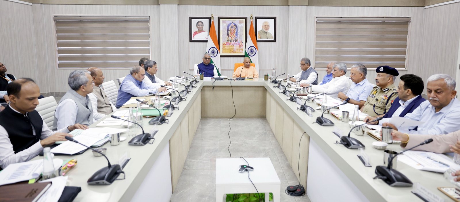 लखनऊ में मुख्यमंत्री योगी आदित्यनाथ और केंद्रीय पर्यावरण मंत्री भूपेंद्र यादव ने उत्तर प्रदेश में वायु प्रदूषण नियंत्रण को लेकर उच्चस्तरीय बैठक की। नोएडा, गाजियाबाद, मेरठ, हापुड़ और बुलंदशहर समेत एनसीआर के आठ जिलों की कार्ययोजना की समीक्षा हुई। बैठक में पुराने वाहनों, इलेक्ट्रिक बसों, ईवी नीति, पीयूसी, औद्योगिक उत्सर्जन, धूल और कचरा प्रबंधन पर चर्चा हुई। केंद्रीय मंत्री ने बताया कि लखनऊ ने स्वच्छ वायु सर्वेक्षण में देश के 130 शहरों में प्रथम स्थान हासिल किया है।