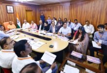 ग्रेटर नोएडा में आयोजित होने वाले UP International Trade Show 2026 को लेकर मुख्यमंत्री योगी आदित्यनाथ ने तैयारियों की समीक्षा की। ट्रेड शो में जापान, वियतनाम, रूस, सिंगापुर, ऑस्ट्रिया और बेलारूस भागीदार देश होंगे। करीब 600 अंतरराष्ट्रीय खरीदारों के पहुंचने की संभावना है। ओडीओपी, एमएसएमई, डिफेंस-एयरोस्पेस, इलेक्ट्रिक वाहन, कृषि, टेक्सटाइल, फार्मा और पर्यटन समेत कई क्षेत्रों की प्रदर्शनी लगेगी। 500 से अधिक ईवी शटल बसों, सुरक्षा, पार्किंग और डिजिटल प्रचार की विशेष व्यवस्था की जा रही है।