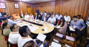 ग्रेटर नोएडा में आयोजित होने वाले UP International Trade Show 2026 को लेकर मुख्यमंत्री योगी आदित्यनाथ ने तैयारियों की समीक्षा की। ट्रेड शो में जापान, वियतनाम, रूस, सिंगापुर, ऑस्ट्रिया और बेलारूस भागीदार देश होंगे। करीब 600 अंतरराष्ट्रीय खरीदारों के पहुंचने की संभावना है। ओडीओपी, एमएसएमई, डिफेंस-एयरोस्पेस, इलेक्ट्रिक वाहन, कृषि, टेक्सटाइल, फार्मा और पर्यटन समेत कई क्षेत्रों की प्रदर्शनी लगेगी। 500 से अधिक ईवी शटल बसों, सुरक्षा, पार्किंग और डिजिटल प्रचार की विशेष व्यवस्था की जा रही है।