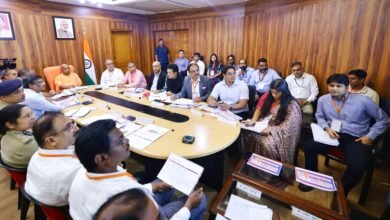 ग्रेटर नोएडा में आयोजित होने वाले UP International Trade Show 2026 को लेकर मुख्यमंत्री योगी आदित्यनाथ ने तैयारियों की समीक्षा की। ट्रेड शो में जापान, वियतनाम, रूस, सिंगापुर, ऑस्ट्रिया और बेलारूस भागीदार देश होंगे। करीब 600 अंतरराष्ट्रीय खरीदारों के पहुंचने की संभावना है। ओडीओपी, एमएसएमई, डिफेंस-एयरोस्पेस, इलेक्ट्रिक वाहन, कृषि, टेक्सटाइल, फार्मा और पर्यटन समेत कई क्षेत्रों की प्रदर्शनी लगेगी। 500 से अधिक ईवी शटल बसों, सुरक्षा, पार्किंग और डिजिटल प्रचार की विशेष व्यवस्था की जा रही है।